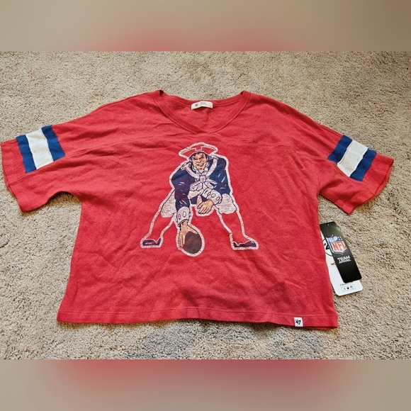 Women's '47 Red New England Patriots Double Header Scout Cropped V-Neck T-Shirt - Picture 1 of 6
